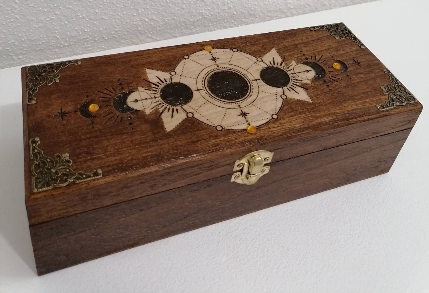 Boîte en Bois Gravée Des Différentes Phases de La Lune Huile Essentielle Thé Pierres Cristaux Bijoux