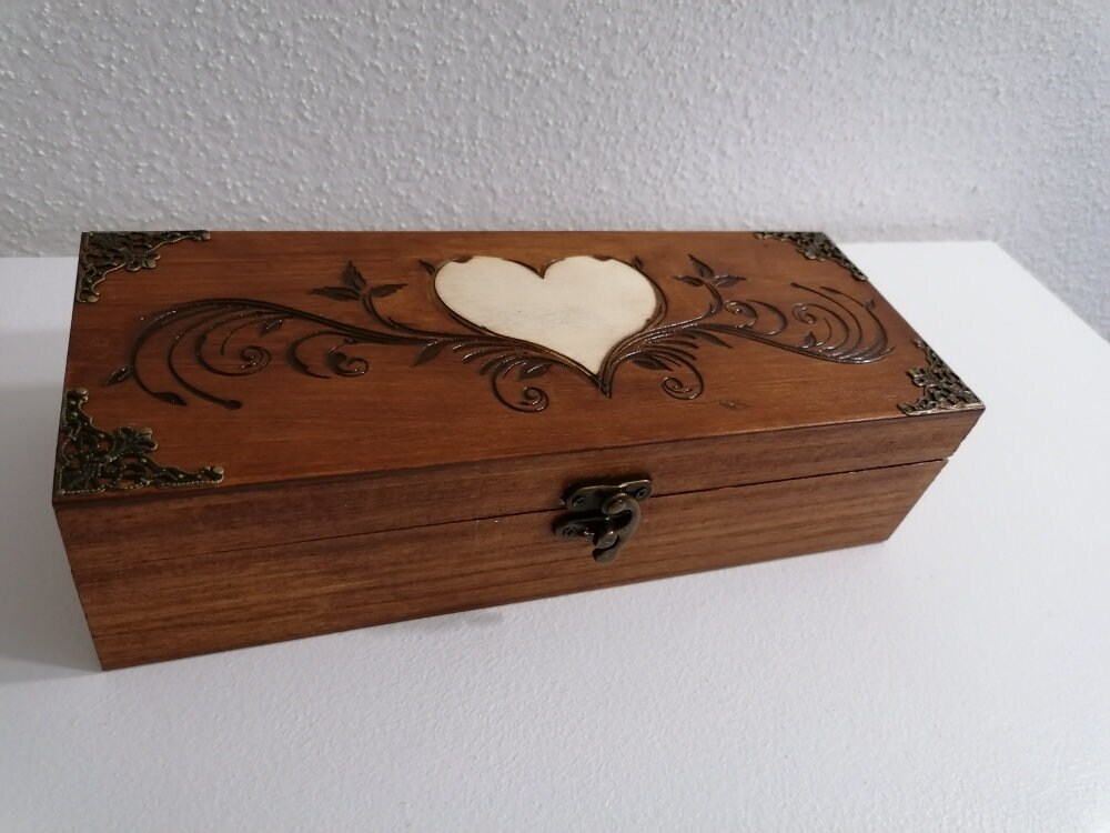 Boîte Coffret en Bois Gravée d'un Coeur à Personnaliser Bijoux Pierres Cristaux Lithothérapie Thé 4 