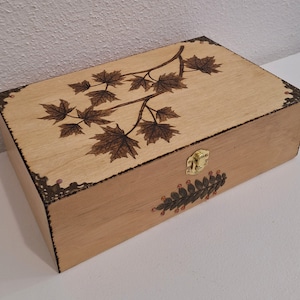 Große Schachtel mit einem Zweig aus Ahornblättern graviert Metallblatt Ornament Herbstdeko