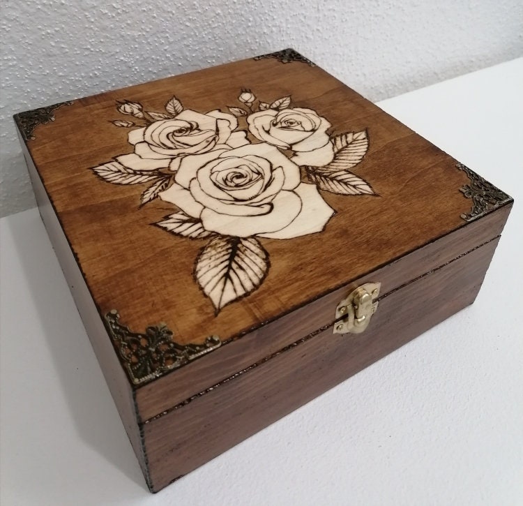 Boîte en Bois Gravée de Roses 6 Compartiments Thé, Bijoux, Pierres Cristaux Huiles Essentielles Cout