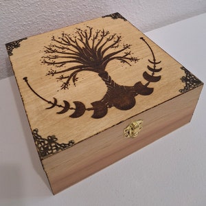 Scatola incisa con albero della vita celtico e fasi lunari, ideale per conservare oli essenziali, cristalli, pietre, gioielli, tè