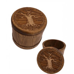 Ronde houten doos gegraveerd met een gekroonde Keltische levensboom, klein opbergdoosje voor pendel, stenen, kristallen, armband, hanger, sieraden