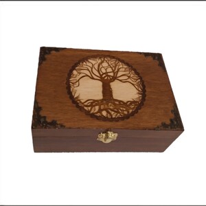Boite en bois gravée arbre de vie celtique cerclé avec bronze  type thé bijoux  pierres cristaux, huiles essentielles 4 compartiments