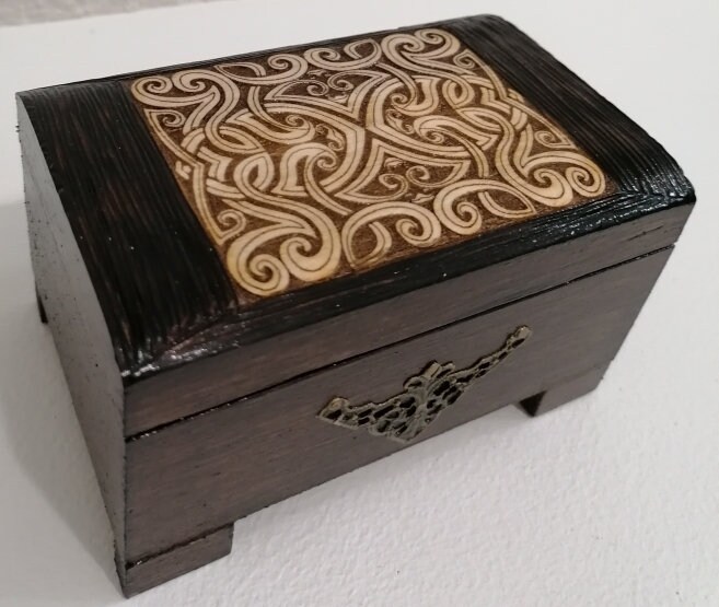 Coffret en Bois Gravé de Motifs Médiévaux, Entrelacement Médiéval et Bronze Boîte à Bijoux Type Moye