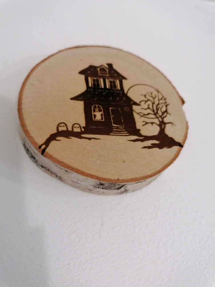 Halloween Sous Verre Dessous de en Rondin Bois Brut Gravé Manoir Château Hanté Fantôme Cimetière Rip