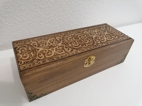 Boîte En Bois Ancienne Gravée Et Marquetée - Pièce De Décoration Ou De Collection, Occasion