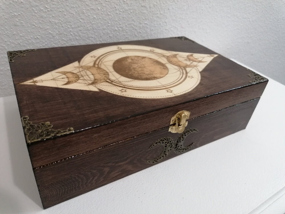 Grande Boîte Coffre Bois Style Ancien Gravé Phases de La Lune Symboles Mystiques Pierres Cristaux Bi