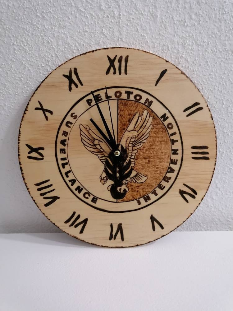 Horloge Murale en Bois Gravée Gendarmerie Nationale Psig Peloton de Surveillance et d'intervention -