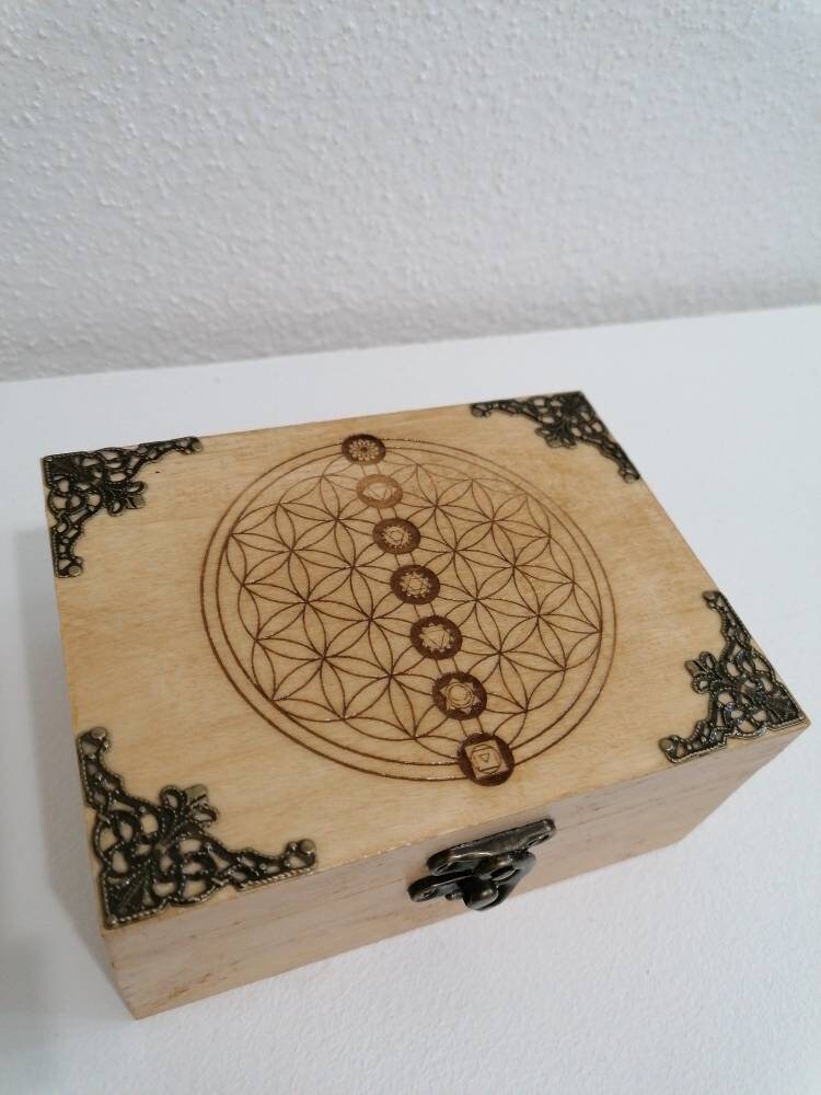 Coffret Boite en Bois Gravé Grille Fleur de Vie Chakras et Orné Bronze à 2 Compartiments Pierres Cri