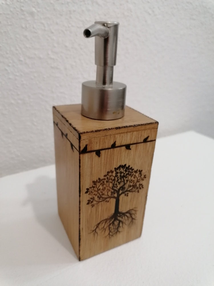 Distributeur de Savon Liquide en Bois Bambou Gravé à La Main Arbre Vie Celtique Hygiène Des Mains Dé