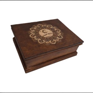 Boite en bois gravée dessin mystique lune montagne étoile sur fleur de vie mandala bijoux cristaux pierres huile essentielle