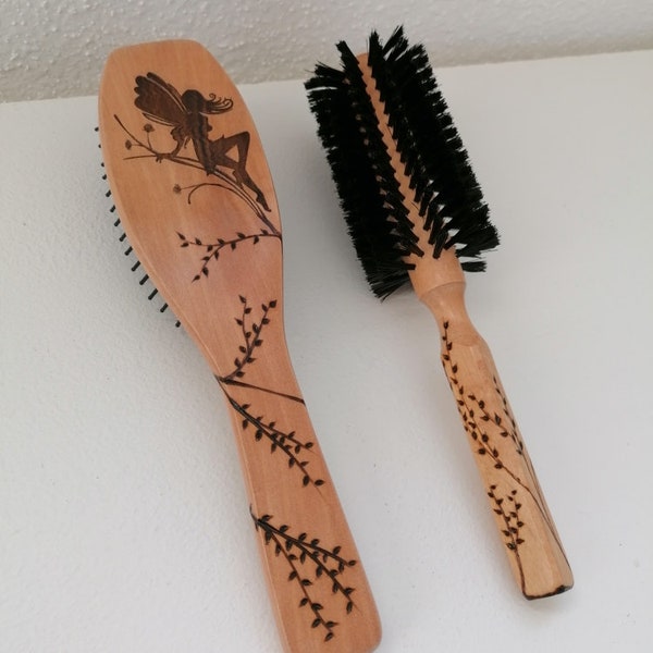 Brosses à cheveux en bois gravée d'une Fée des bois et d'un entrelacement de branches à feuilles