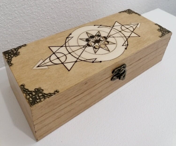 Boîte Rectangulaire en Bois Gravée Des Différentes Phases de La Lune et Symboles Mystiques Lithothér