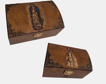Los 2 Schachteln mit Gravur Unserer Lieben Frau von Guagalupe und Unserer Lieben Frau von Fatima sowie dem Monogramm der Allerheiligsten Jungfrau Maria