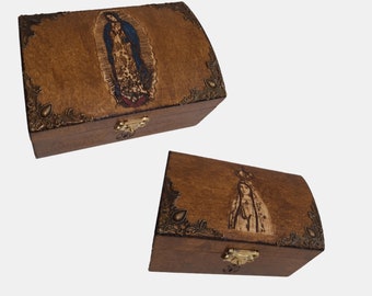 Lot 2 coffrets gravés Notre Dame de Guagalupe et Notre Dame de Fatima et monogramme de la Très Sainte Vierge Marie