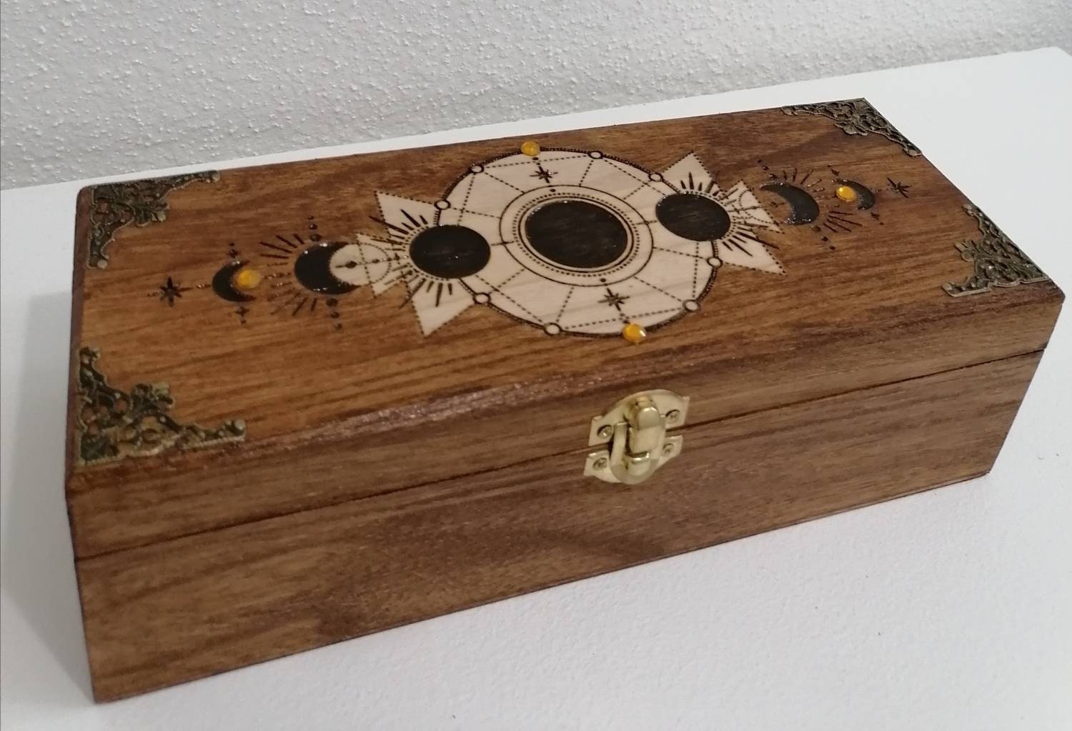 Boîte en Bois Gravée Des Différentes Phases de La Lune Huile Essentielle Thé Pierres Cristaux Bijoux