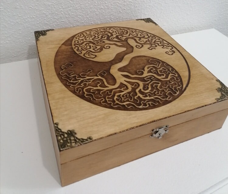 Grande Boîte en Bois Gravée Arbre de Vie Celtique Yin Yang et Bronze Pierres Cristaux Lithothérapie 