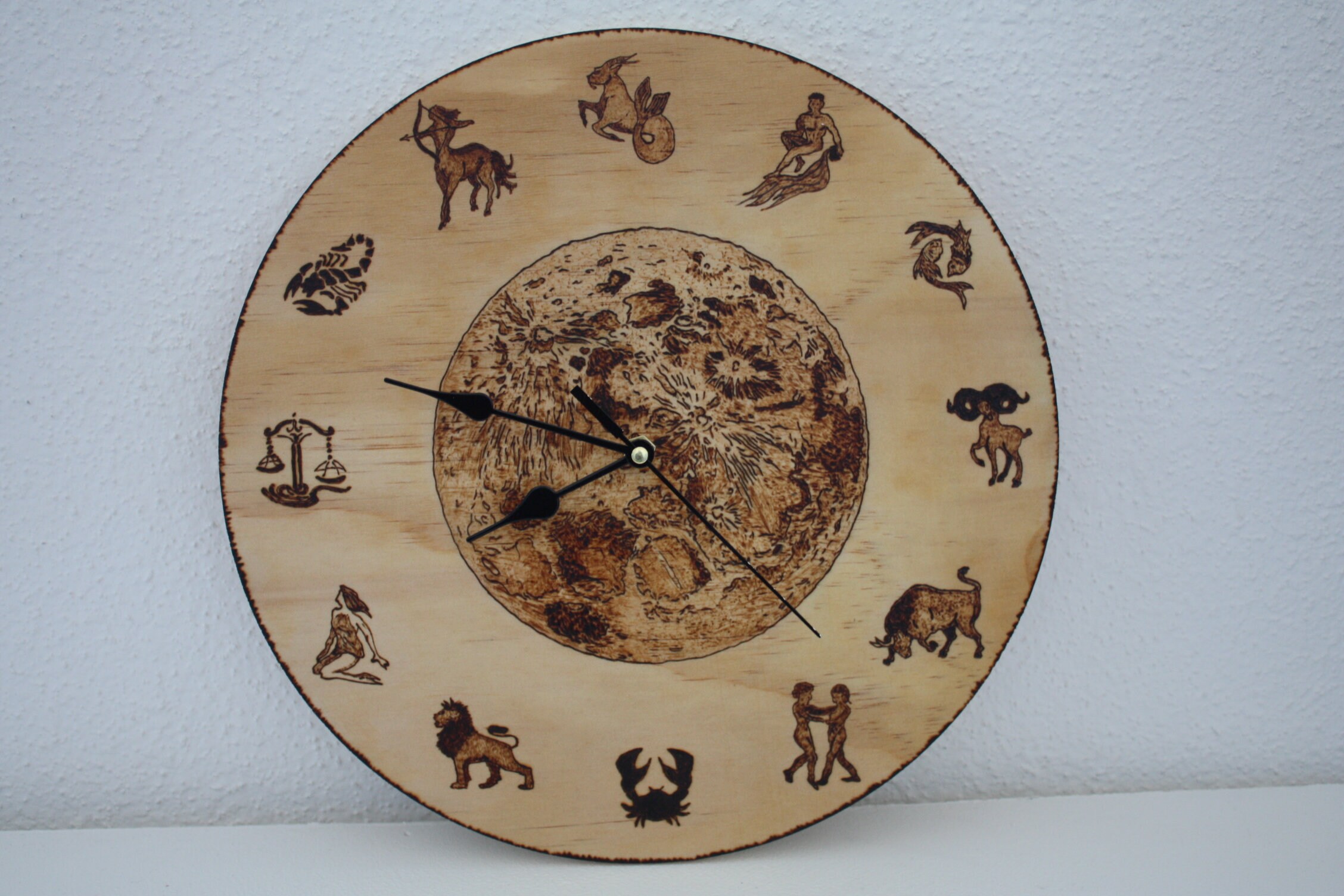 Horloge Ronde en Bois Gravée - Lune avec Signes Astrologiques Sagittaire Bélier Lion Verseau Taureau