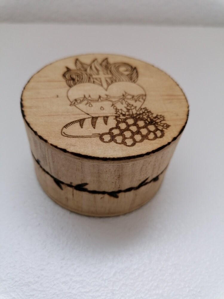 Custode ou Pilulier en Bois Gravé Sacré Coeur de Jésus Entouré d'une Couronne d'épines Boite Rangeme