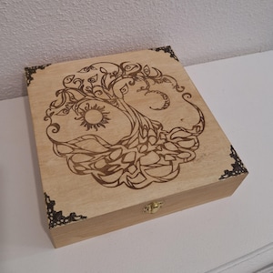 Grande boîte de rangement en bois gravée  Arbre de vie celtique avec un soleil et une lune bronze pierres cristaux bijoux huile essentielle