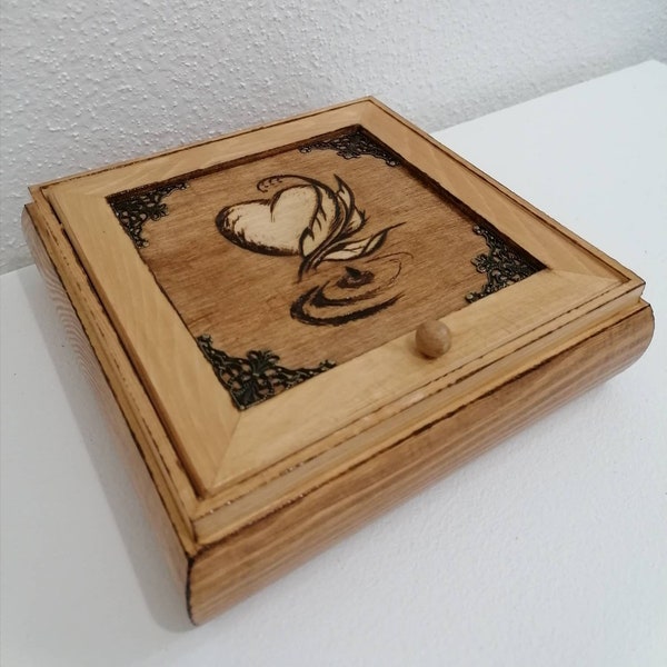 Boîte à bijoux en bois gravée d'un coeur de plumes et d'un encrier à personnaliser miroir et compartiments inclus personnalisation gratuite