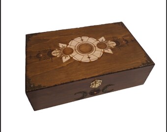 Wooden box engraved with the different phases of the moon lithotherapy essential oil tea stones crystals