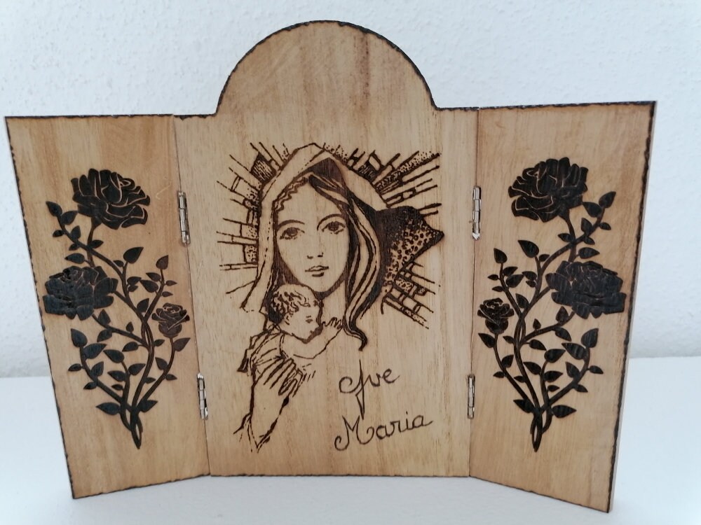 Petite Crèche en Bois de La Sainte Vierge Marie et L'enfant Jésus Encadrement Roses Inscription Ave