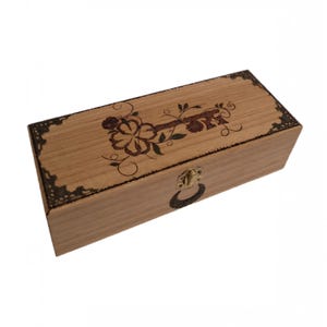Boîte en bois gravée d'une clé magique mystérieuse et d'un ornement de roses type boite à bijoux, thé, fioles et flacons, etc...