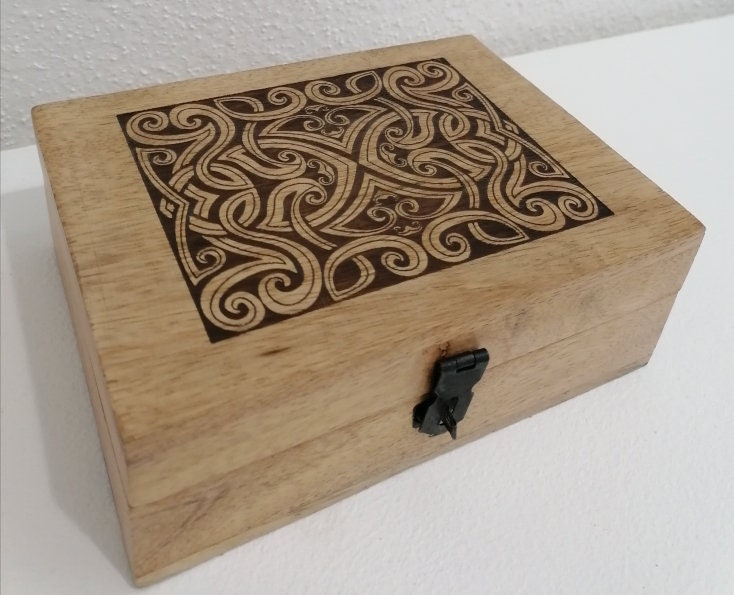 Boîte en Bois Gravé de Motifs Médiévaux, Entrelacement Médiéval et Bronze Boîte à Bijoux Type Moyen 