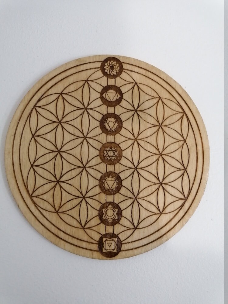 Fleur de Vie avec Les Chakras en Bois Naturel Gravée 18 cm Diamètre Renforcement Énergétique Grille