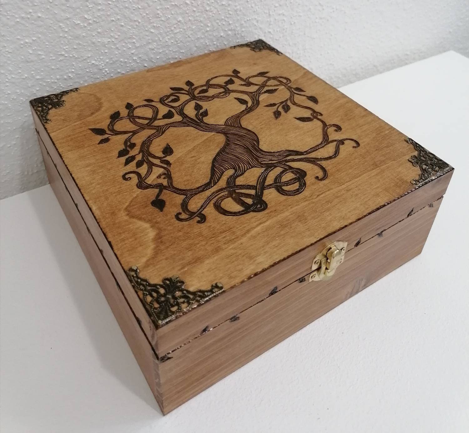 Boîte en Bois Gravée Arbre de Vie Celtique et Couronne Feuilles Pierres Cristaux Lithothérapie Bijou