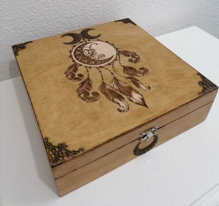 Boîte de Rangement en Bois Gravée d'une Lune Attrape-Rêve Bronzes Filigranes Pierres Cristaux Bijoux