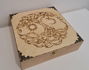 Grande boîte de rangement en bois gravée  Arbre de vie celtique avec un soleil et une lune bronze pierres cristaux bijoux huile essentielle