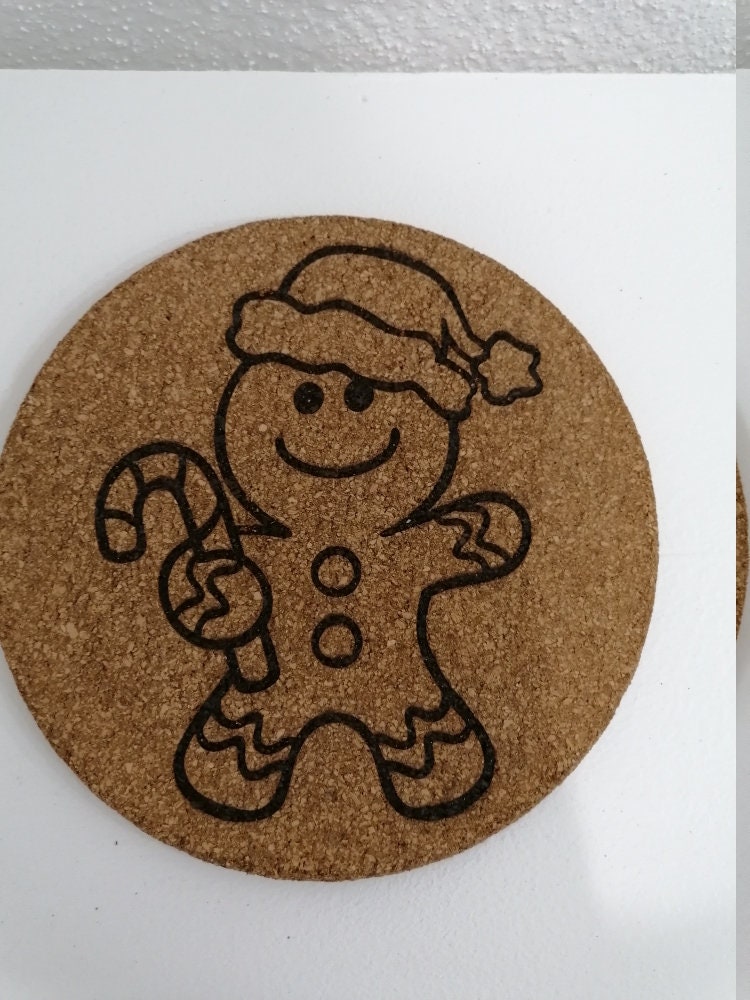 Dessous de Plat en Liège Rond 19 cm Gravé Petit Bonhomme Pain d'épice Noel P'tit Biscuit Protection