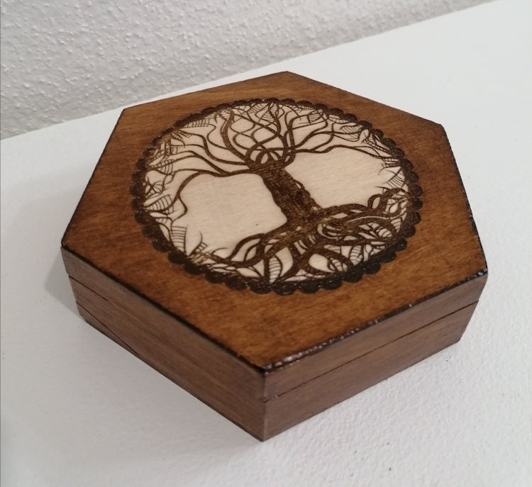 Boite Hexagonale Coffret en Bois Gravée d'un Arbre de Vie Celtique Couronné Bijoux, Pierres, Cristau
