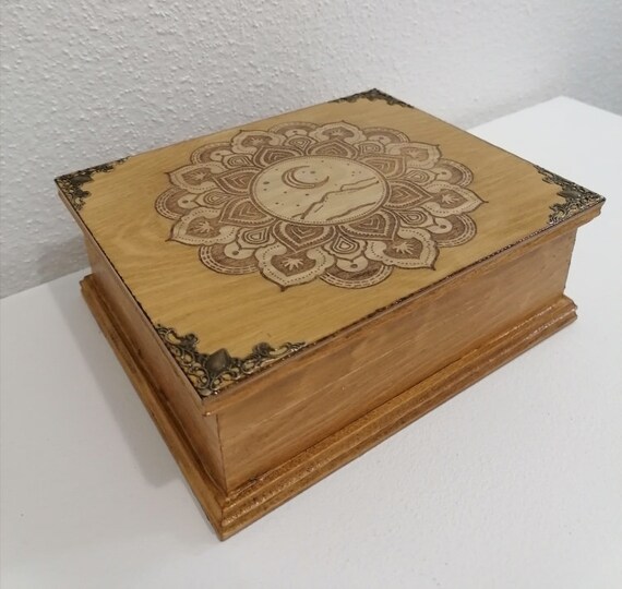 Caja de madera grabada dibujo místico luna montaña estrella en Etsy