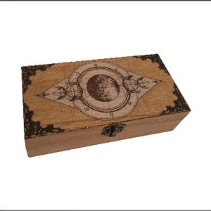 Boîte gravée des phases de la lune et symboles mystiques étoiles pierres cristaux bijoux cônes d'encens pendules carte de jeux