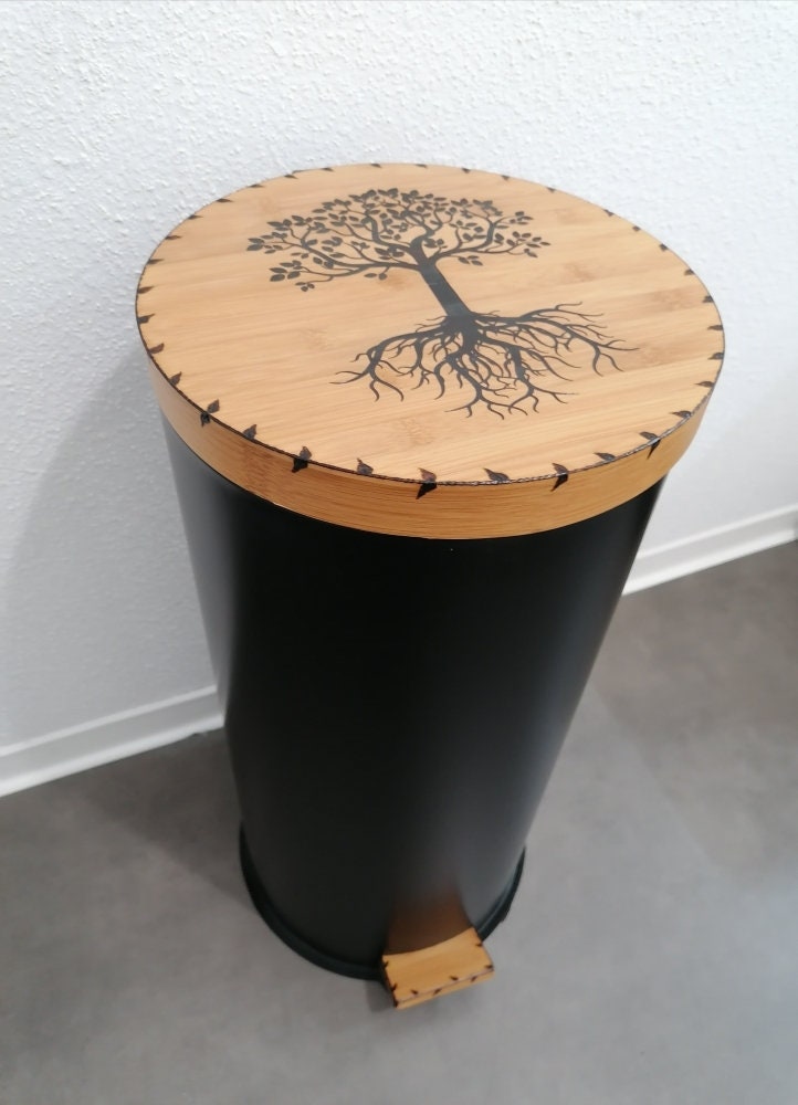 Grande Poubelle en Bois de Bambou Gravée d'un Arbre Vie Celtique Capacité 30 L