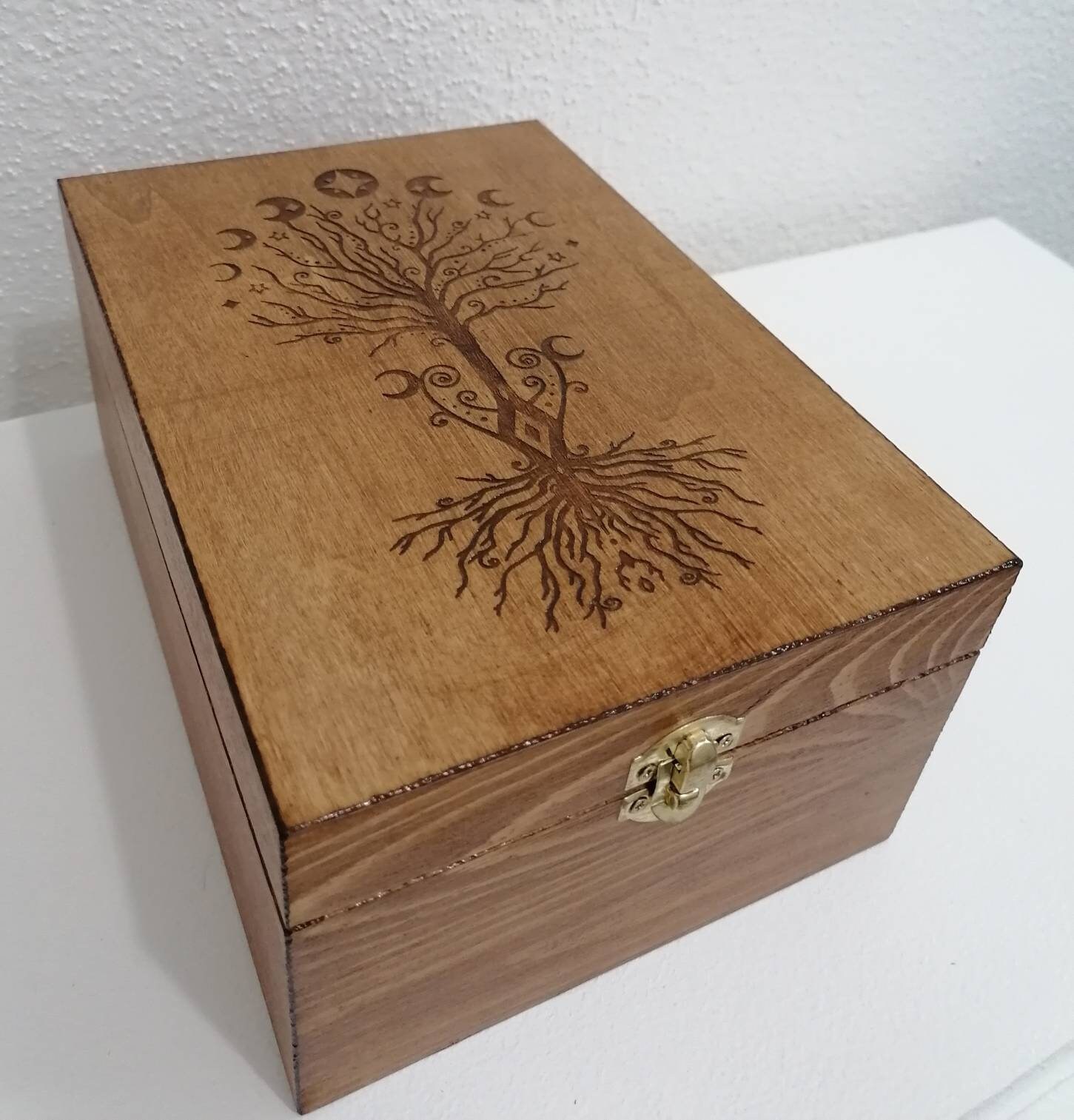 Boîte Haute en Bois Gravée d'un Arbre de Vie Celtique et Des Phases La Lune Rangement Huiles Essenti