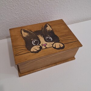 Boîte gravée d'un chat espiègle, type boite à sucre ou accessoires divers, boite à souvenirs rf2