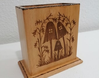 Pot étui rangement en bois gravé de maisons champignons à fées mushroom avec bronze crayon, lunettes, télécommande, portable