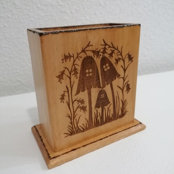 Pot étui rangement en bois gravé de maisons champignons à fées mushroom avec bronze crayon, lunettes, télécommande, portable