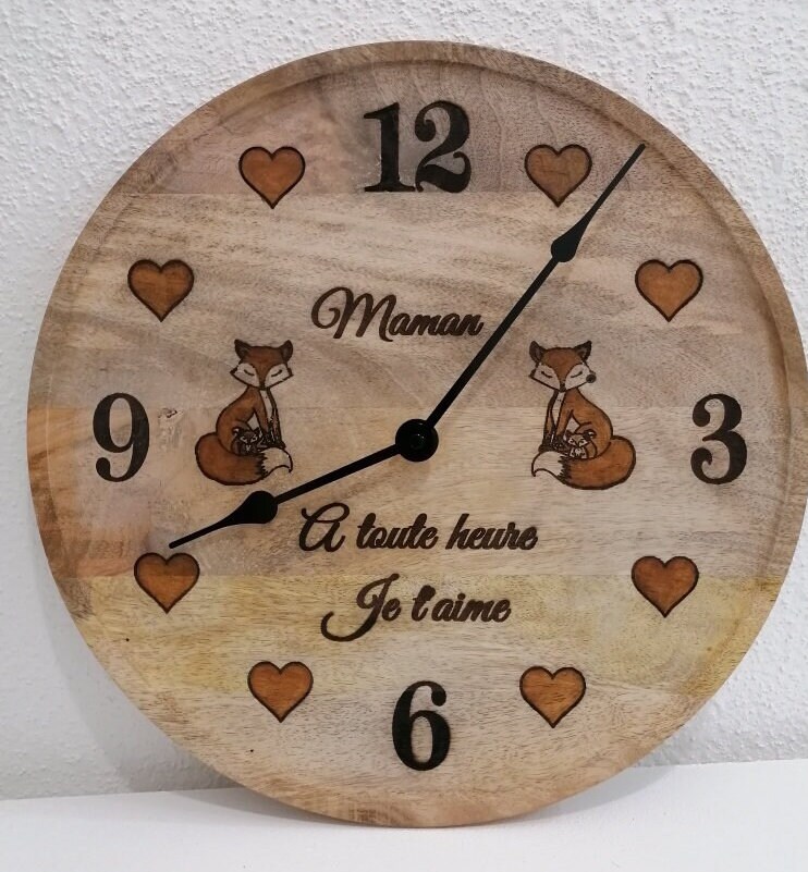 Horloge en Bois Gravée Maman à Toute Heure Je T'aime Gravure d'un Renard Roux et Son Petit Renardeau