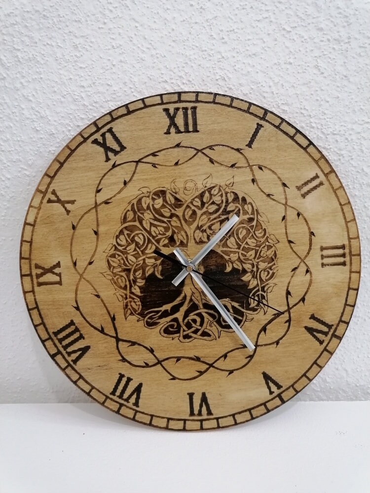 Horloge en Bois Ronde Gravée d'un Arbre de Vie Celtique Couronnée Branches à Feuilles Chiffres Romai