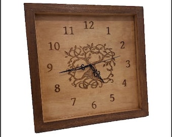 Horloge carrée en bois gravée d'un Arbre de vie Arbre celtique Grande horloge décoration celte et nature