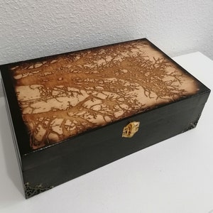 Grande boîte en bois gravée de branches sur un fond de frondaison de forêt broche bijoux pierre cristaux huiles essentielles