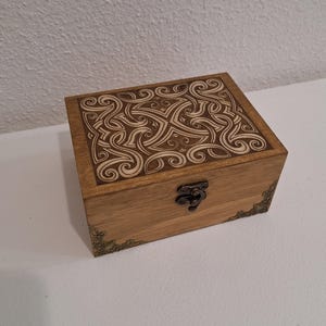 Boîte en bois motif médiéval gravure sculptée sur un thème Moyen-âge broches thé bijoux pierres cristaux artefacts médaille