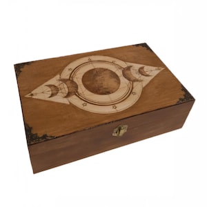 Grande boîte en bois gravée phases de la lune symboles mystiques pierres cristaux bijoux huiles essentielles carte de jeux