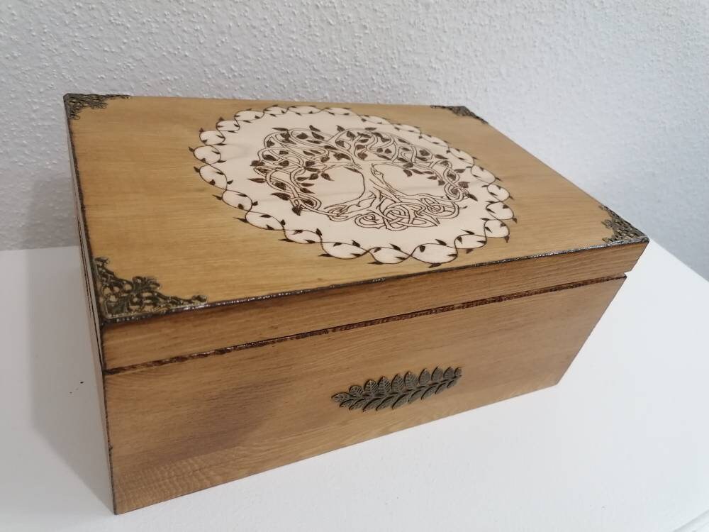 Coffre Ancien en Bois Gravée d'un Arbre de Vie et Branches Entremêlées à Feuilles Coins Bronze Pelot