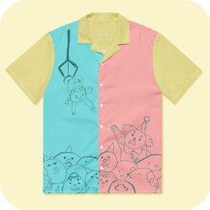 Pode incluir: Uma camisa de manga curta com botões e um design dividido. O lado esquerdo é azul claro com um desenho animado de uma pessoa pendurada em um gancho. O lado direito é rosa com um desenho animado de um palhaço com um chapéu de festa. Ambos os lados apresentam desenhos animados adicionais de rostos.